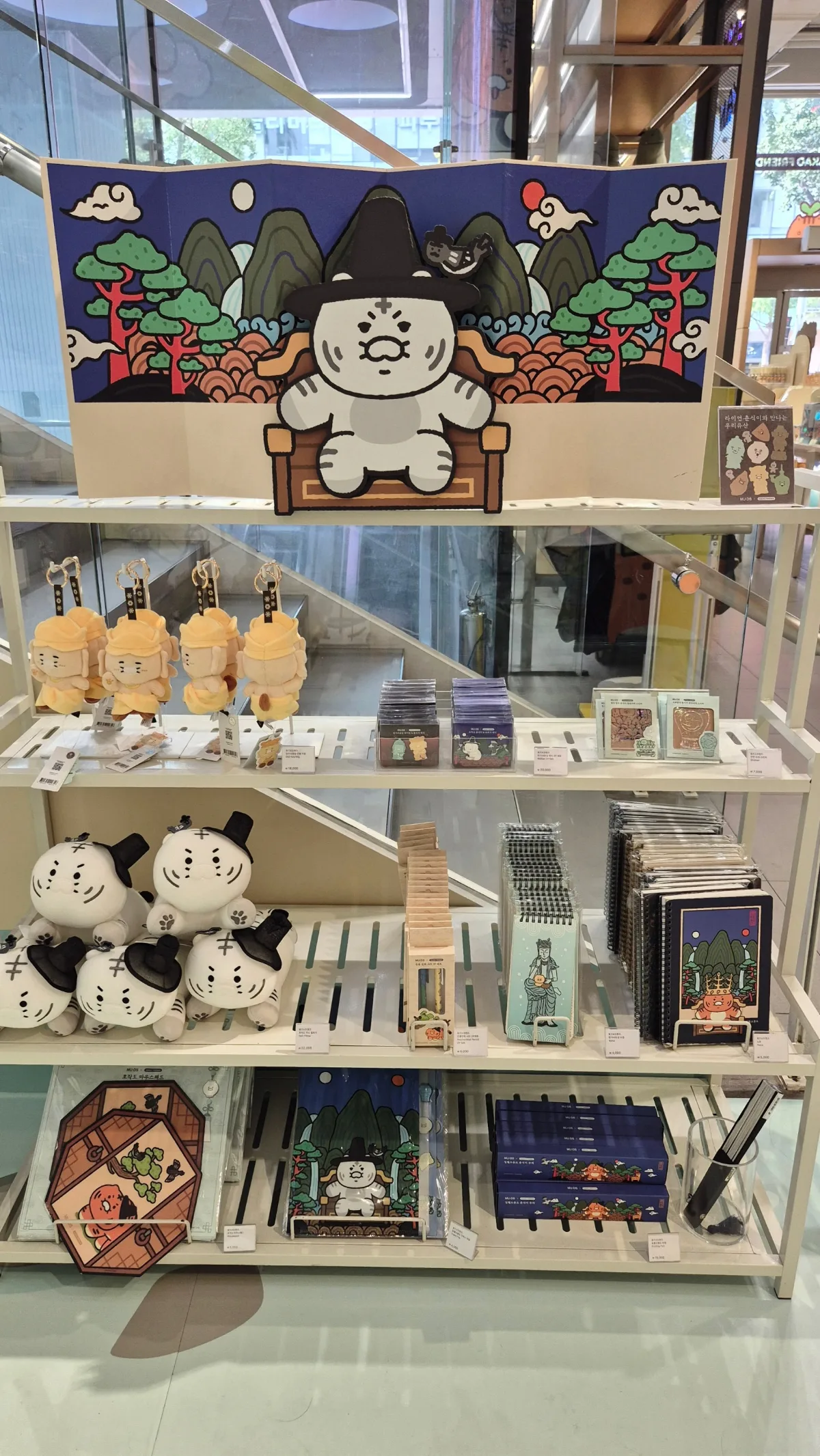 武官姿のキャラクター商品棚