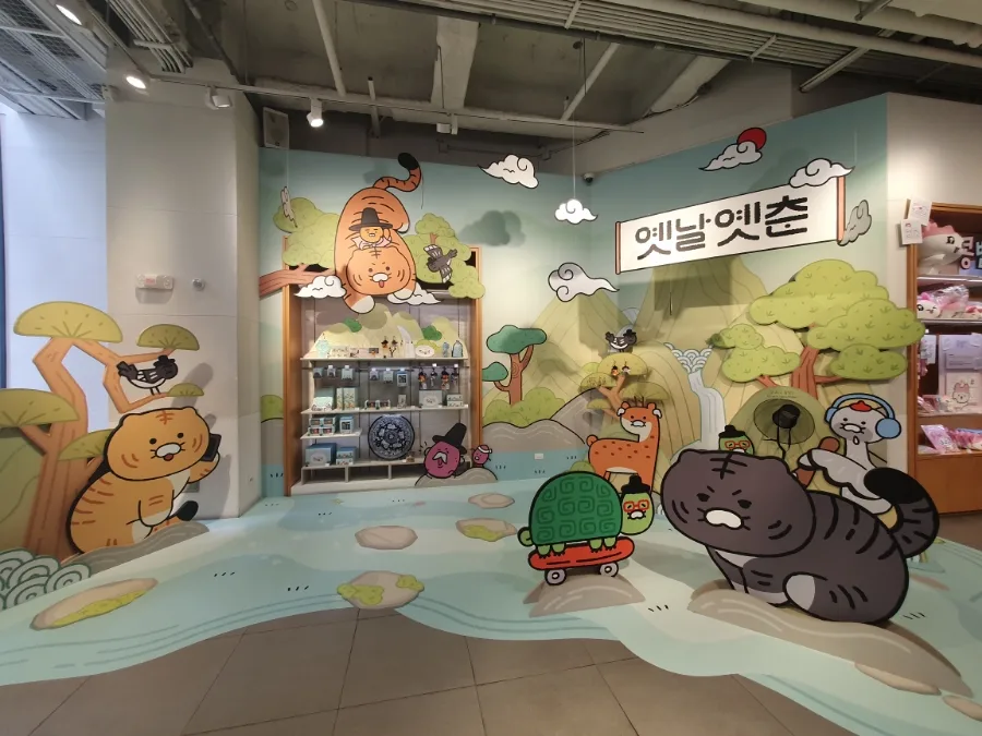 KAKAO FRIENDS 弘大店 — 虎の壁画に囲まれた展示空間