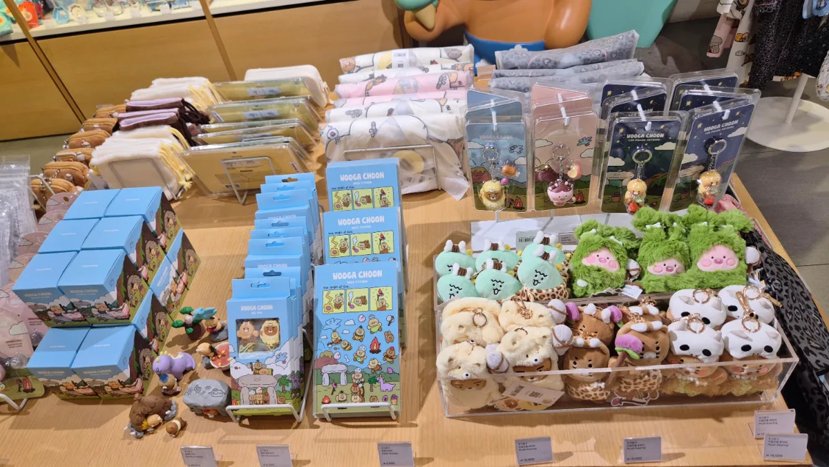 KAKAO FRIENDS 弘大店 — 動物キャラクターの小物売り場