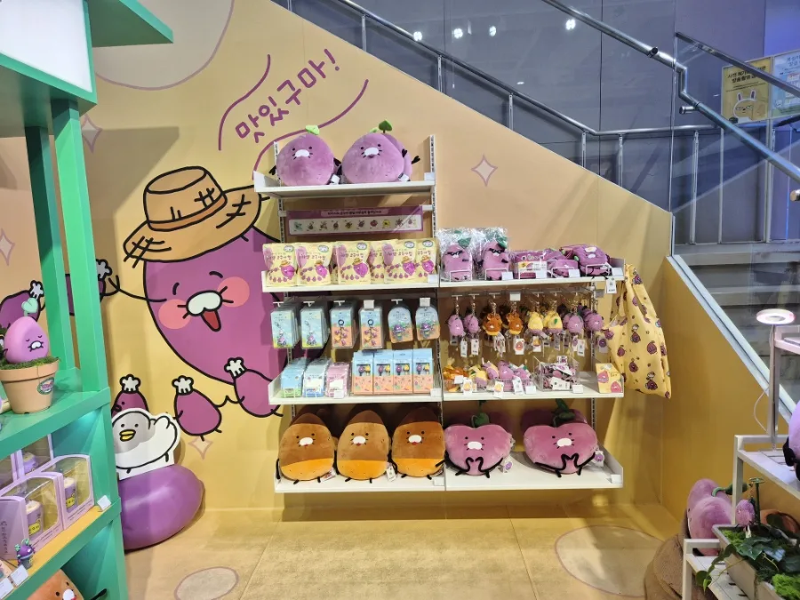 サツマイモ姿のグッズ棚