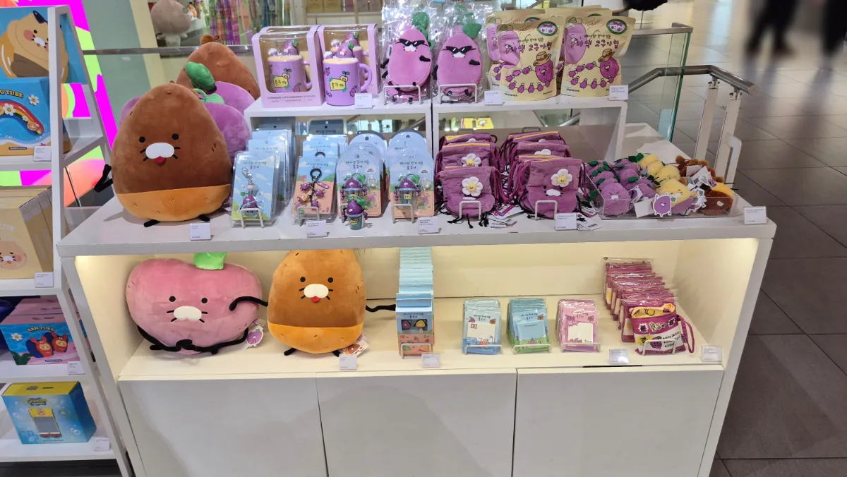 紫色のグッズが並ぶ白い棚