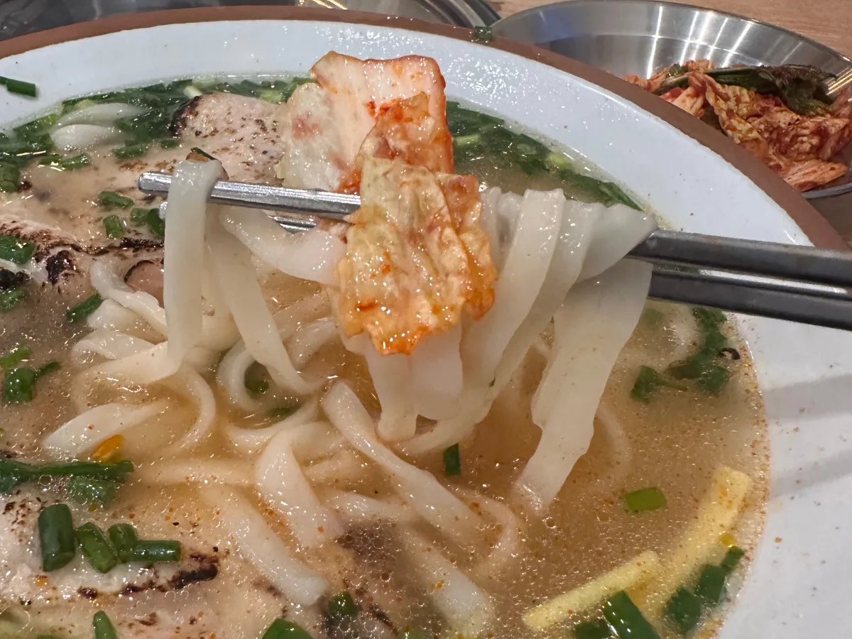 カンナカルグクス 江南駅本店 — キムチを添えた幅広麺