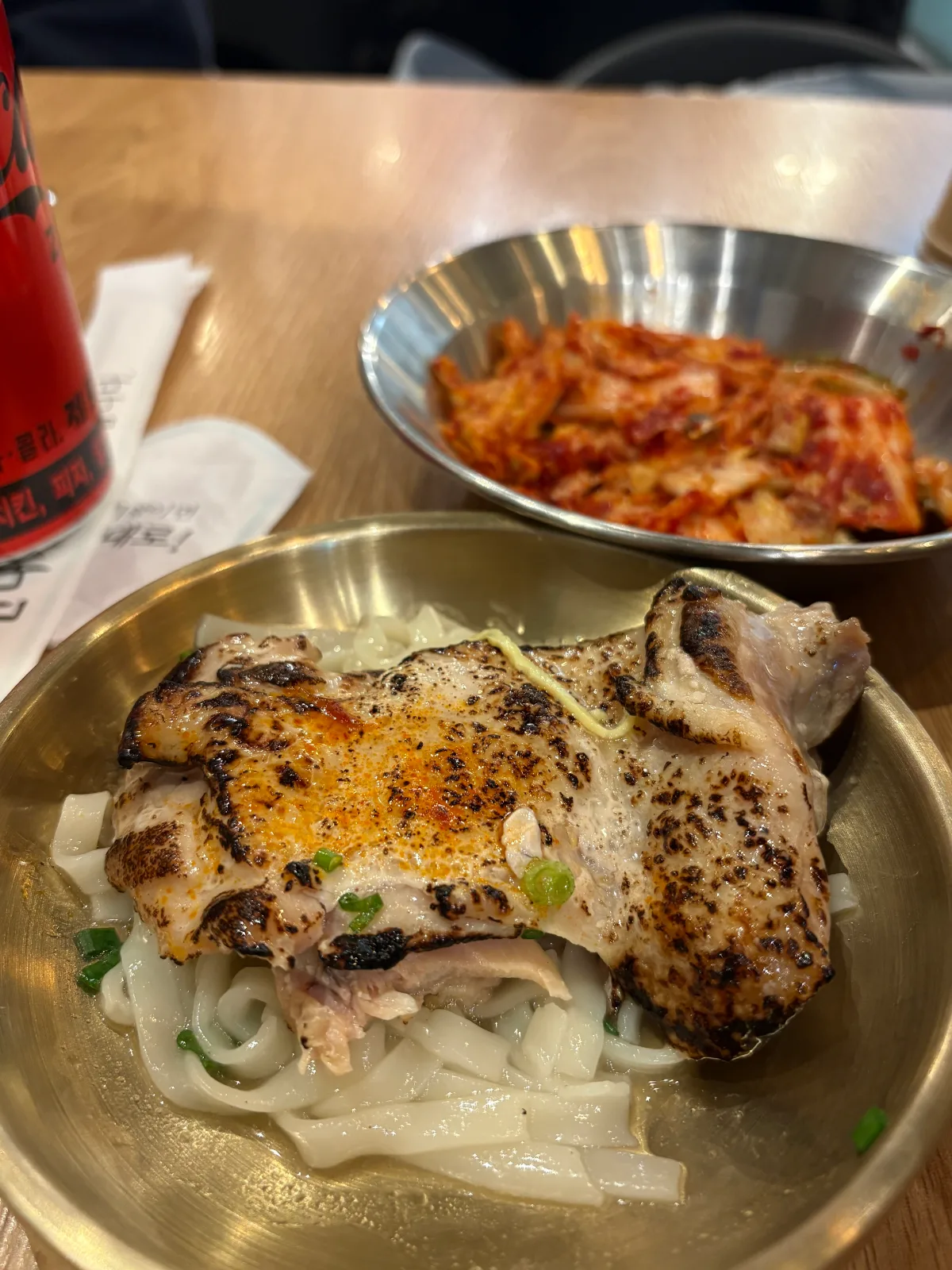 カンナカルグクス 江南駅本店 — 鶏焼きと平打ち麺の器