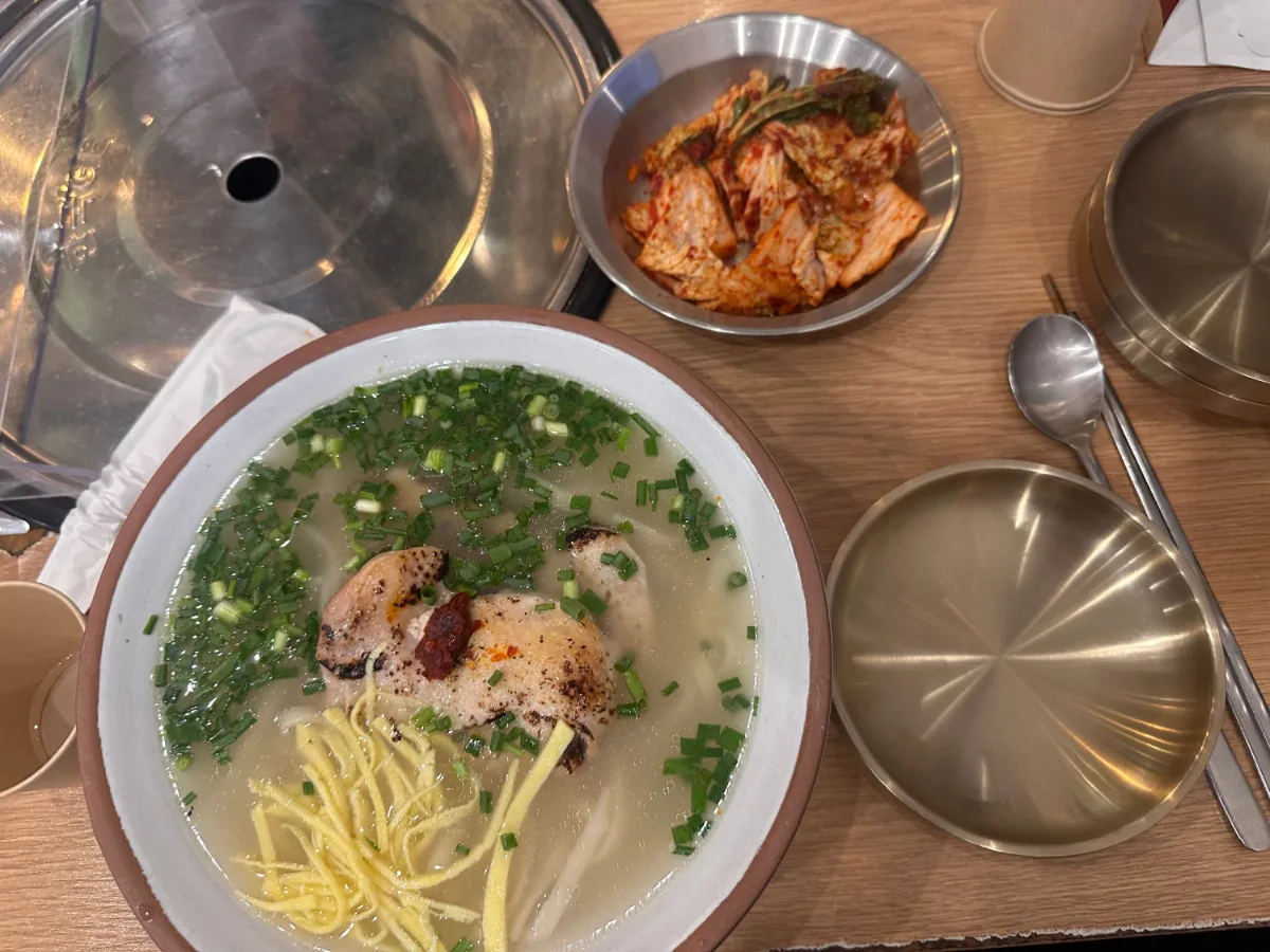 鶏肉入り麺とキムチの食卓