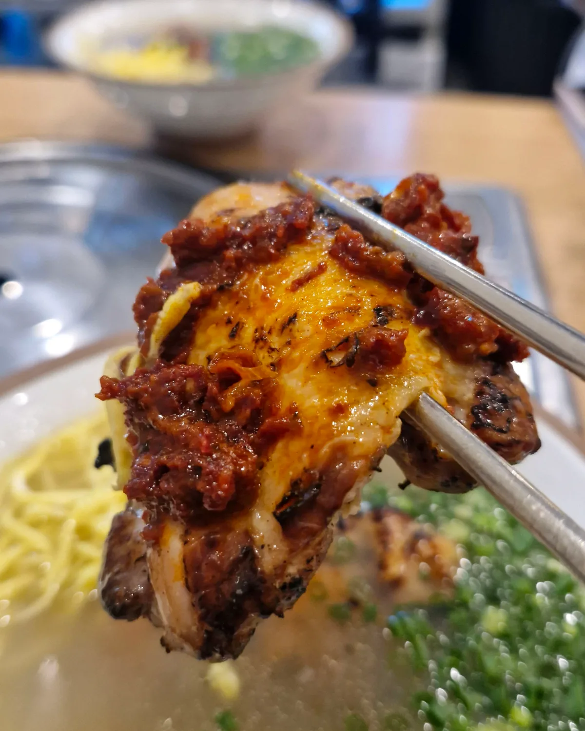 箸で持ち上げた鶏焼き