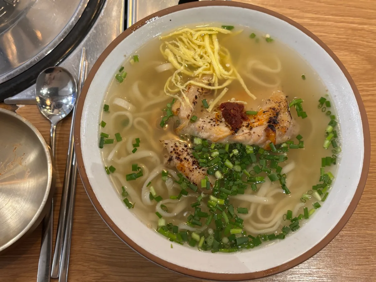炙り鶏と太麺入りスープ