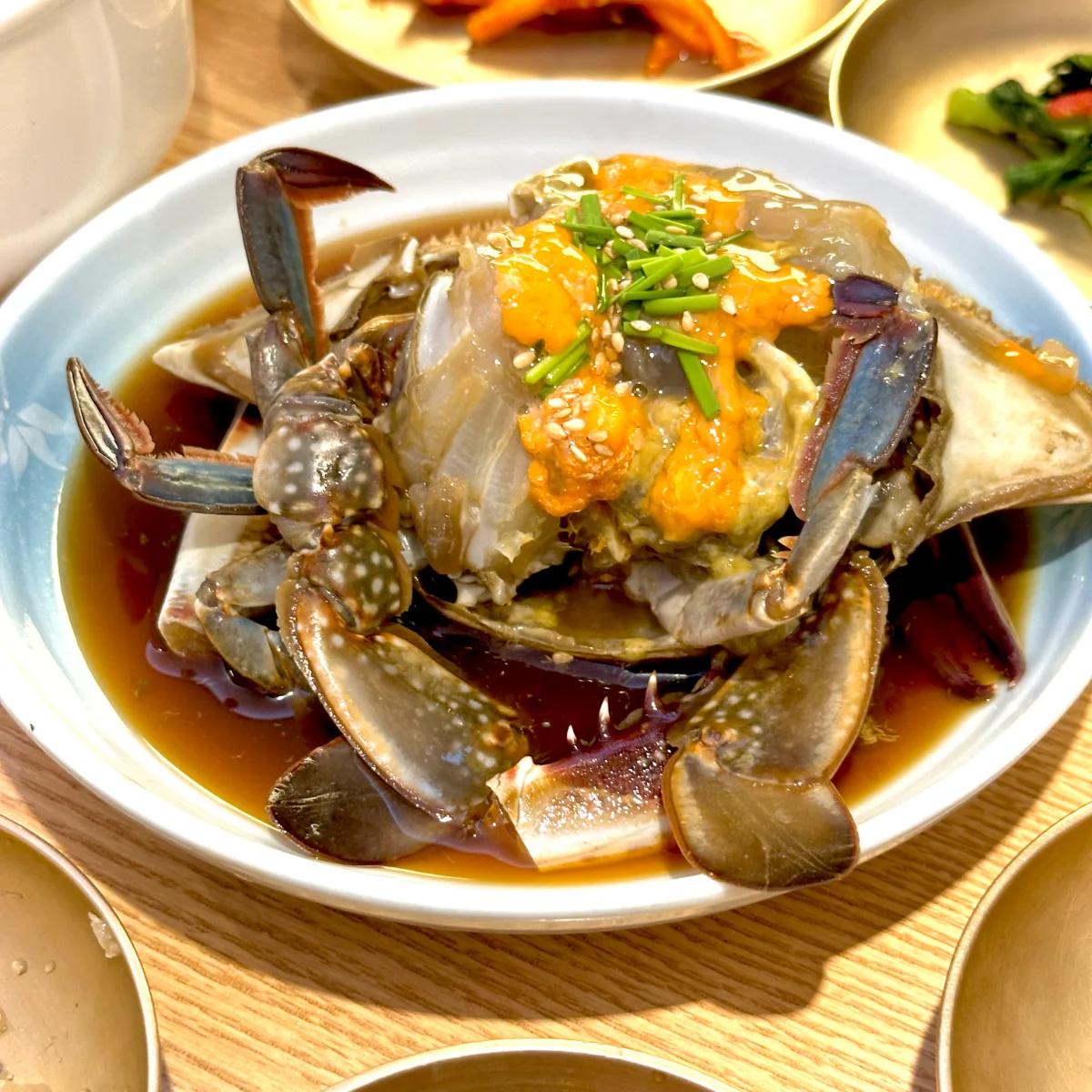醤油だれに浸かったカニ