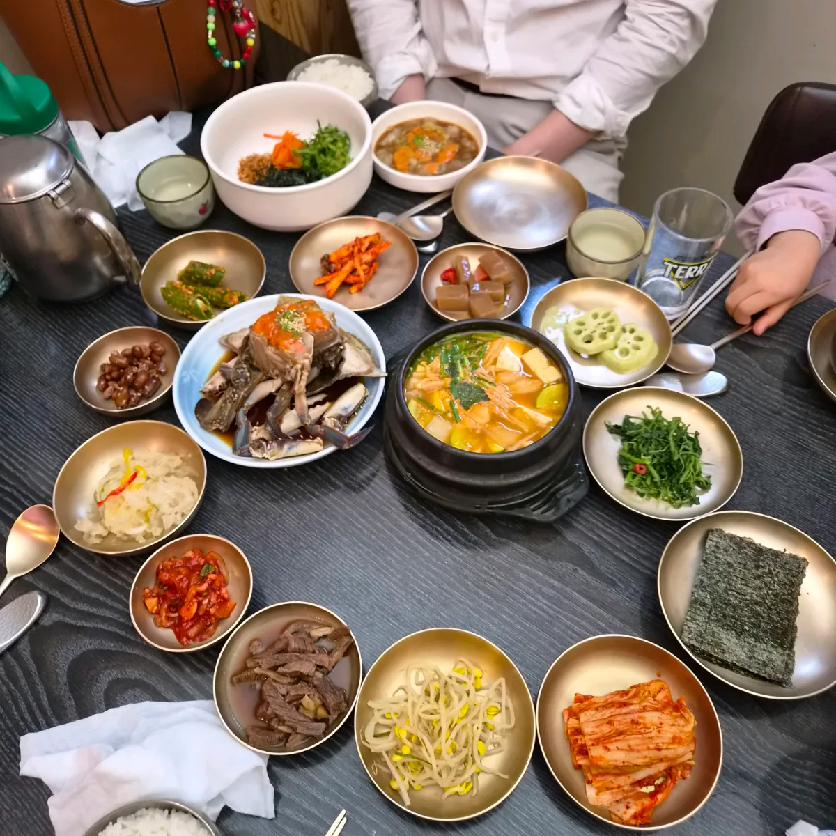 クンキワチッ — カニ料理と小皿が並ぶ食卓