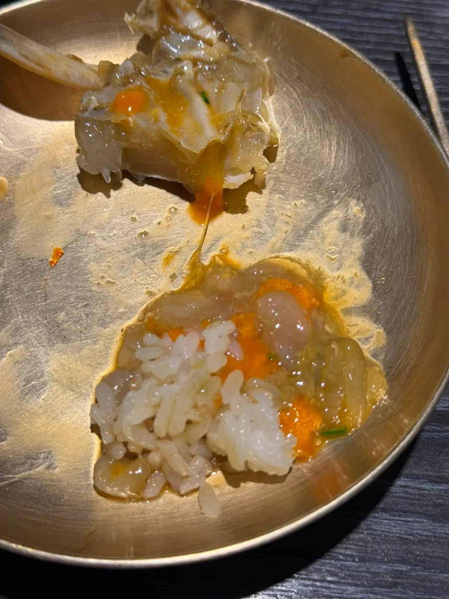 甲羅の中でカニの卵と混ぜたご飯
