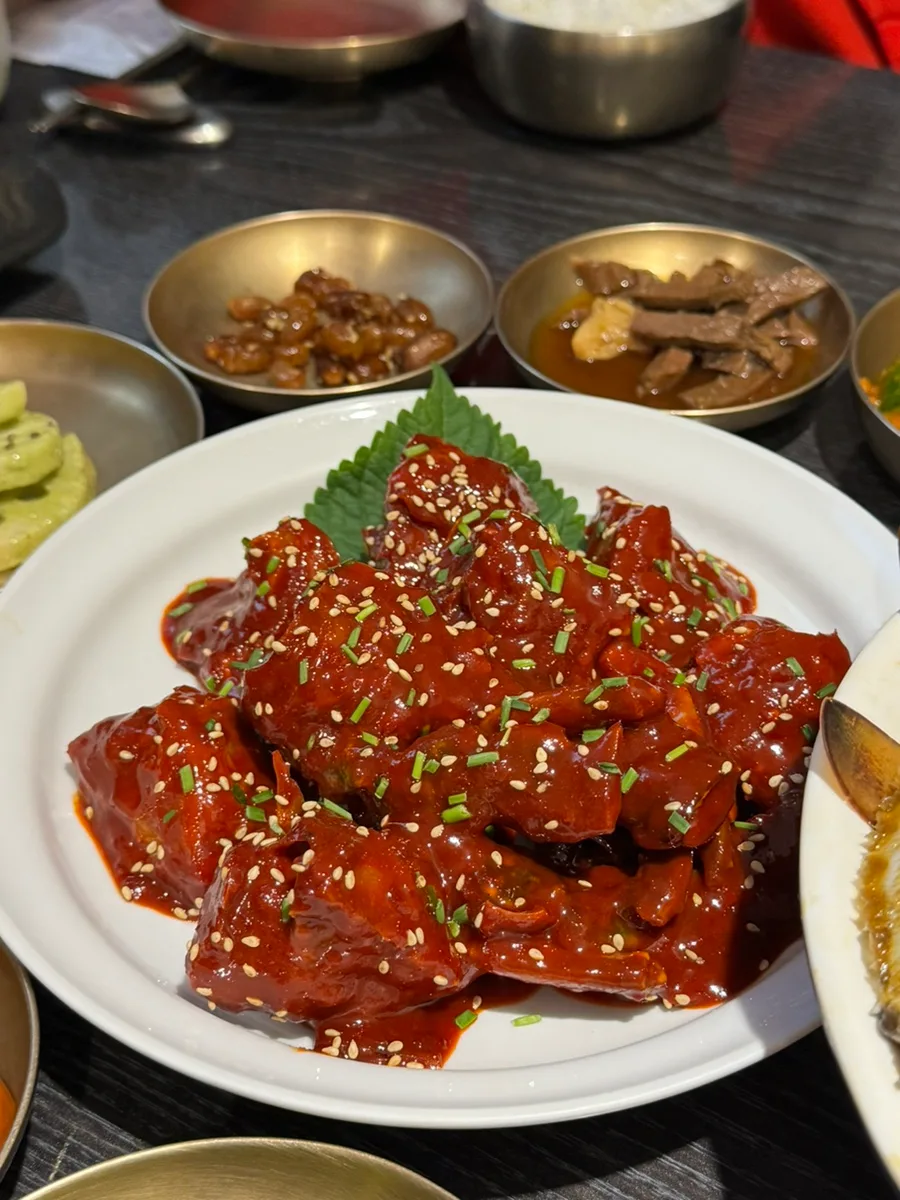 赤いたれをまとったヤンニョムケジャン