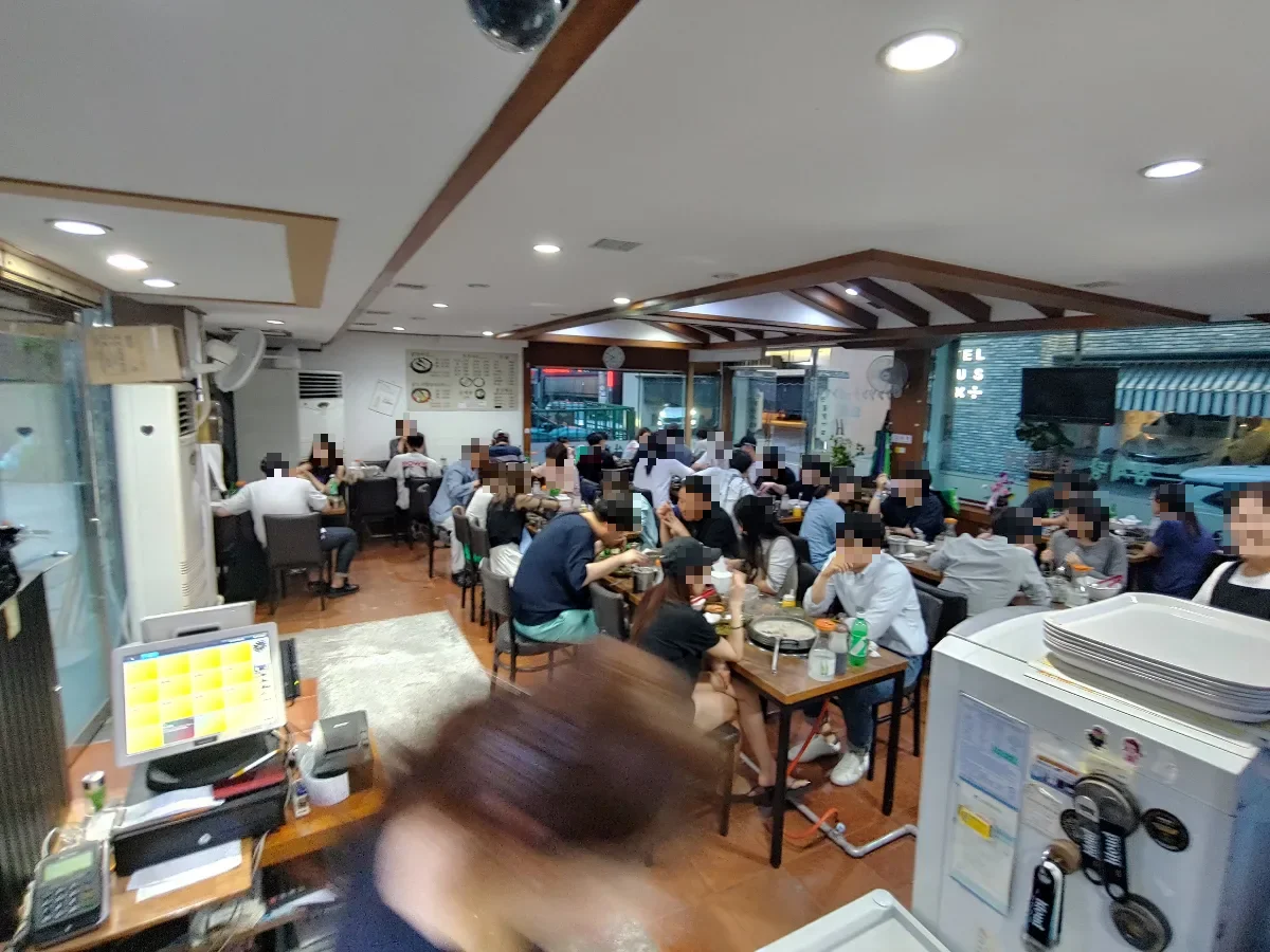 食事客で埋まったテーブル席