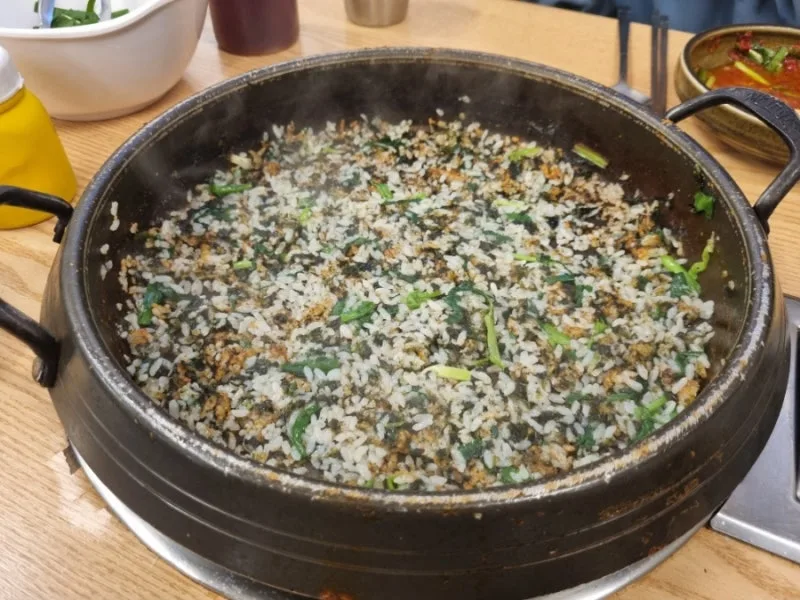 鍋に広げた炒めご飯