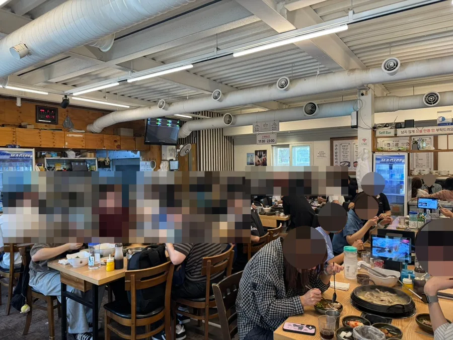 クンソンタッカンマリ — テーブル席が並ぶ店内