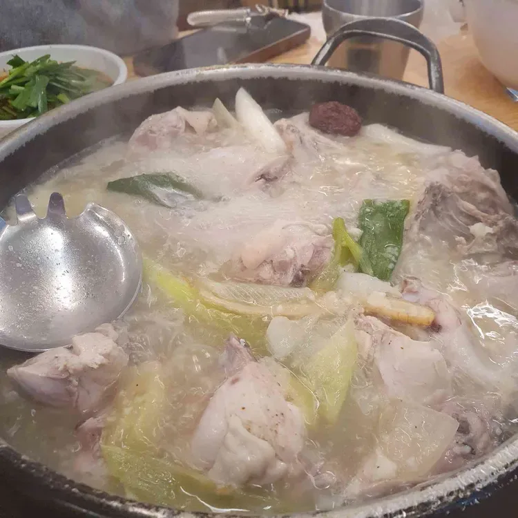 鶏肉と野菜を煮込む鍋