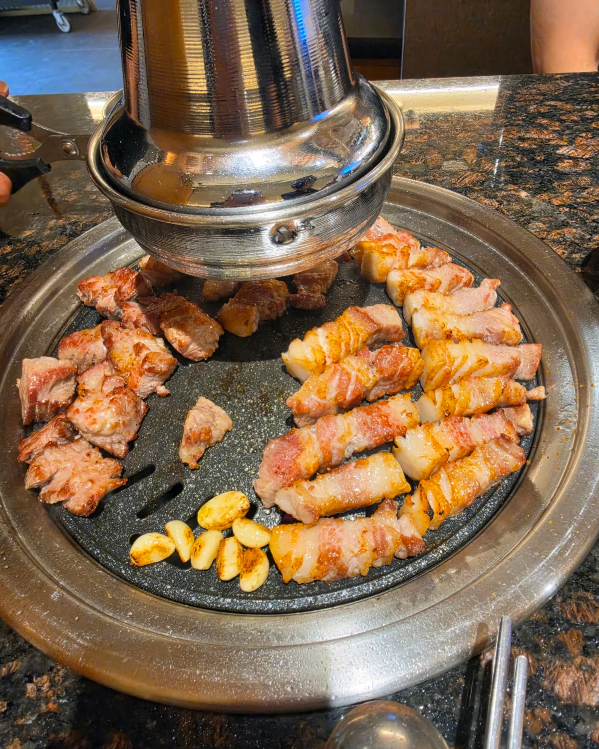 キムジンモクサム 本店 — 香ばしく焼けた肉とニンニク
