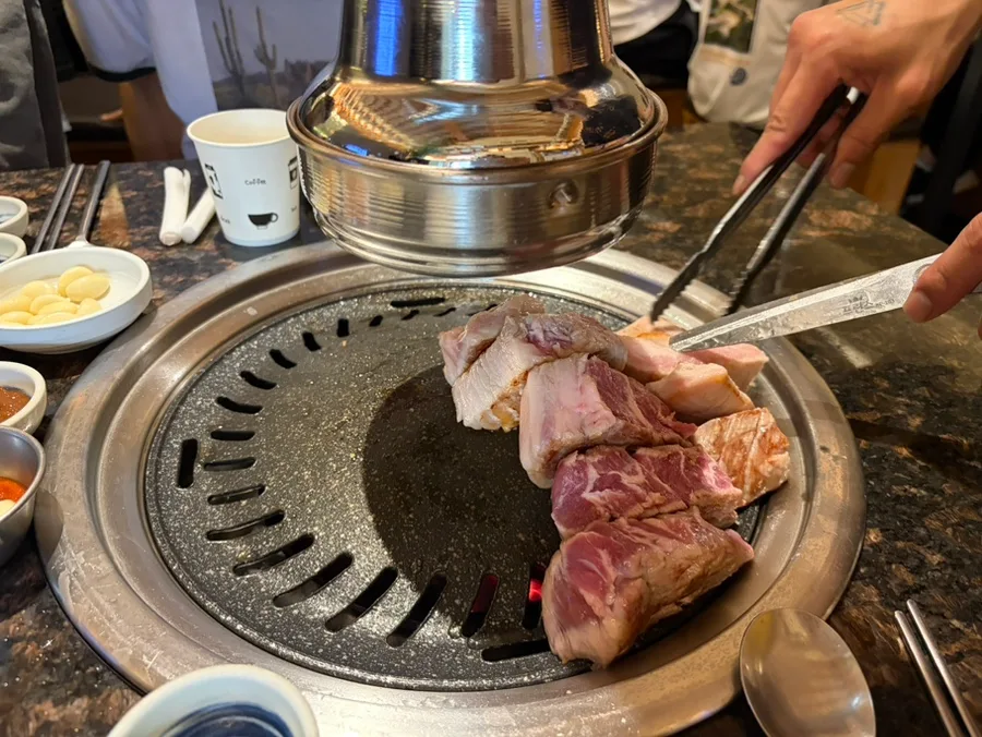 煙突下で肉を並べる網
