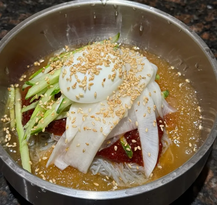 ビビンネンミョン（たれで混ぜる冷麺）
