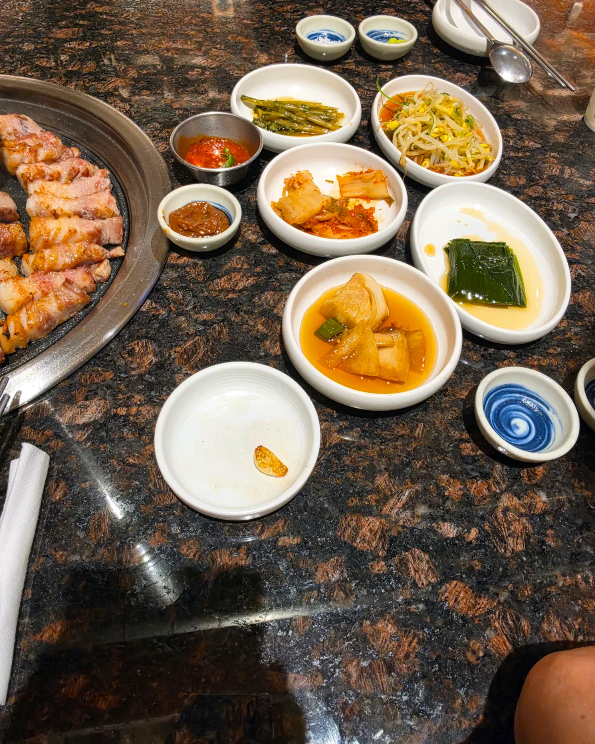 キムチなど並ぶ小皿料理