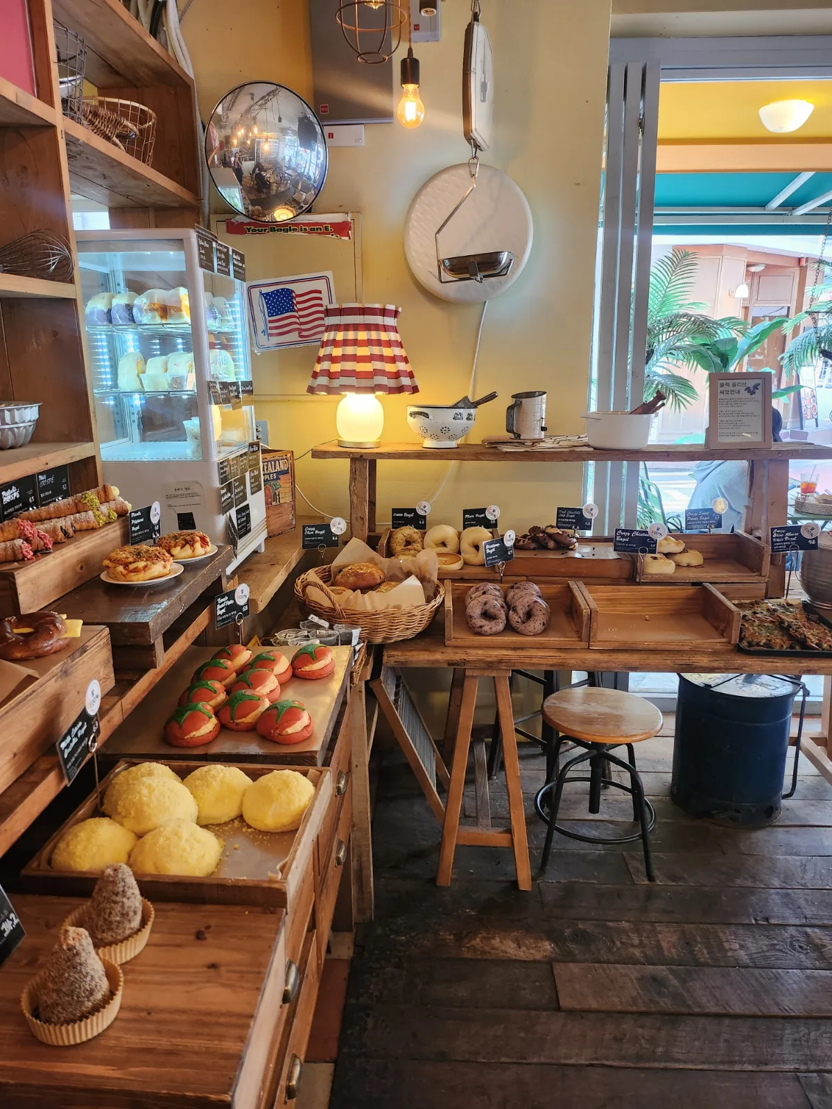 Kims Deli Market 松理団通り店 — 木の棚に並ぶ色とりどりのパン
