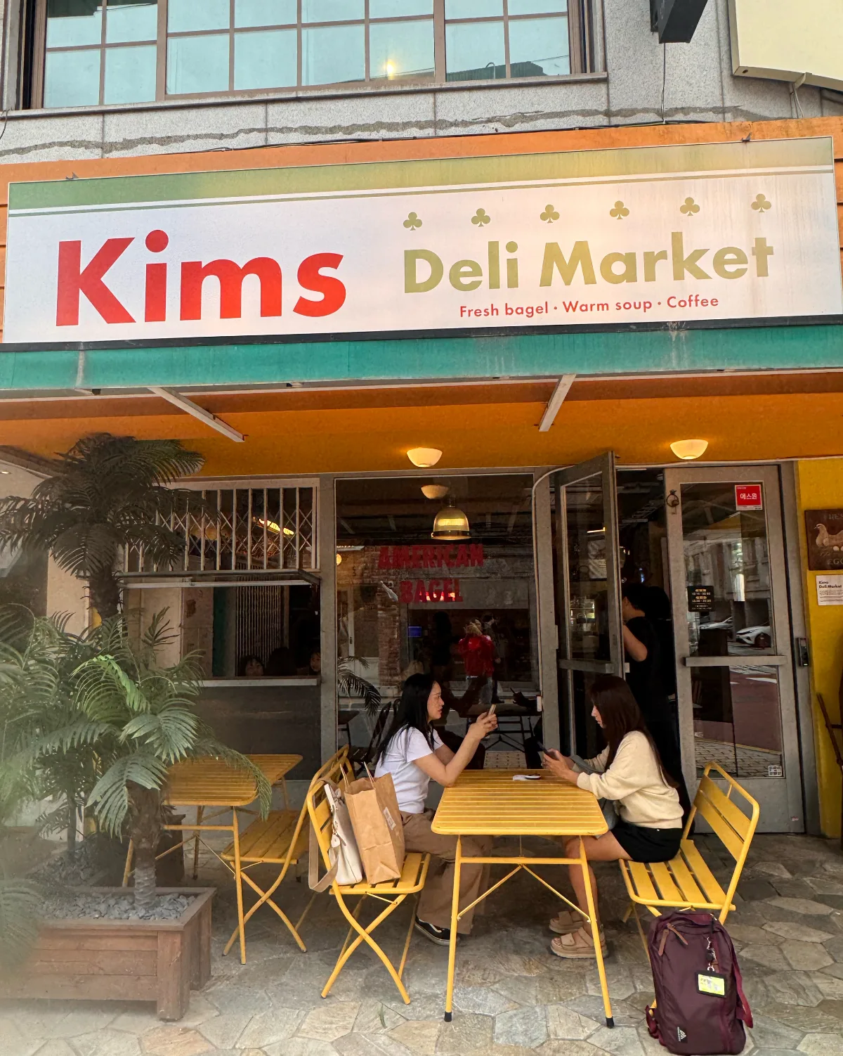 店先に並ぶ黄色いテーブルと椅子
