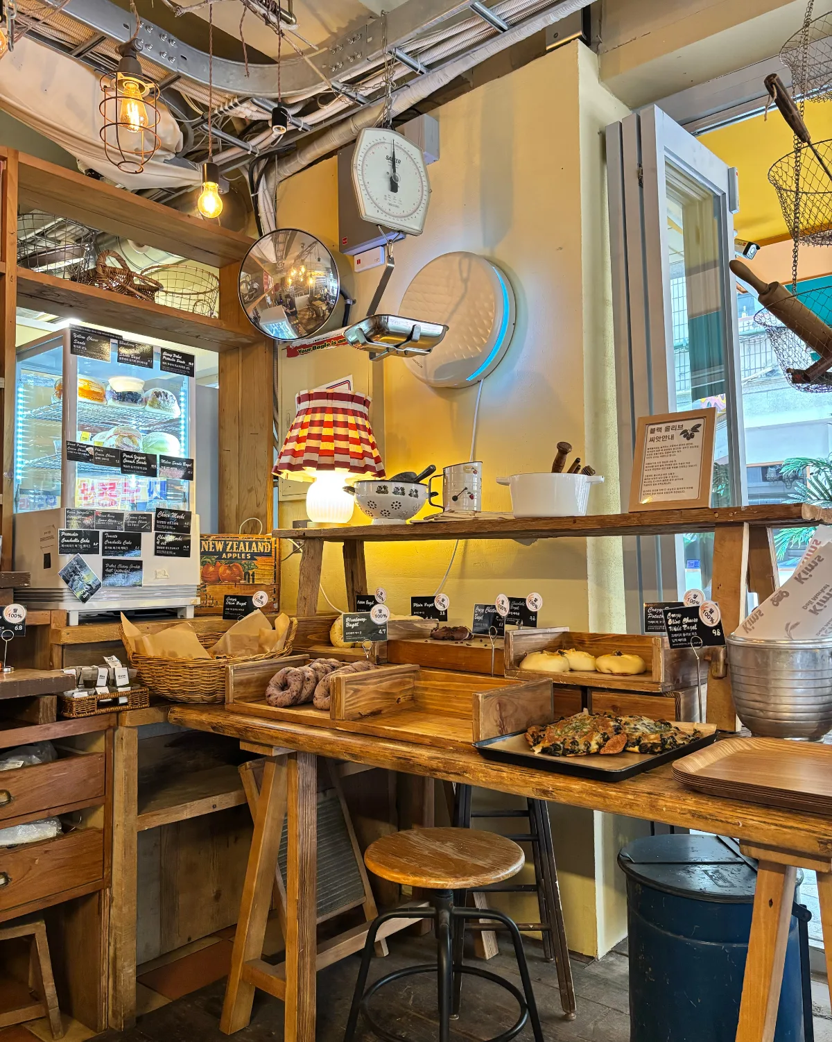 Kims Deli Market 松理団通り店 — 窓際の木のカウンター席
