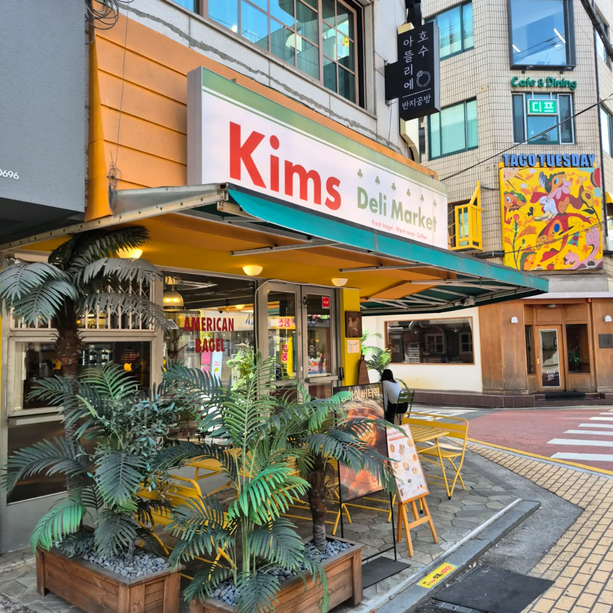 Kims Deli Market 松理団通り店 — 緑の日よけが付いた店先