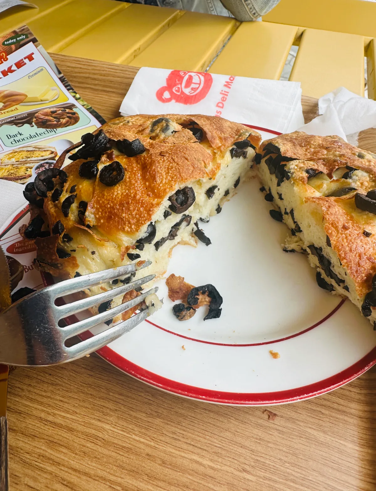 断面までオリーブが詰まったベーグル