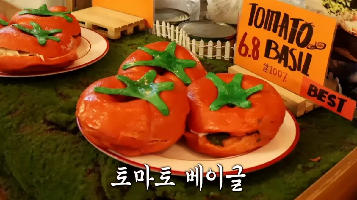 棚に並ぶトマト型ベーグルとTOMATO BASILの札(SBS『センバンソン・トゥデイ』より)