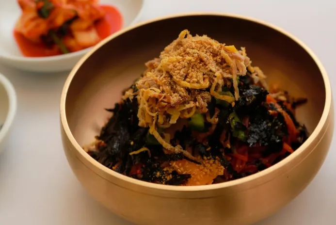 カントンマンドゥ — 海苔と牛肉をのせた混ぜ麺