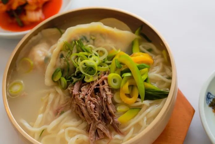 カントンマンドゥ — マンドゥと麺の白濁スープ