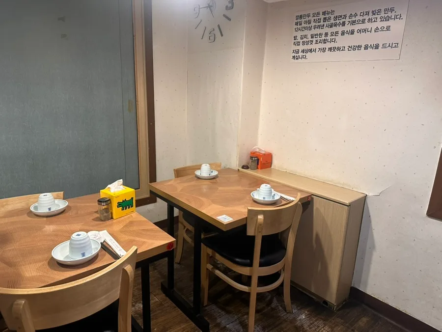 木製テーブルの客席