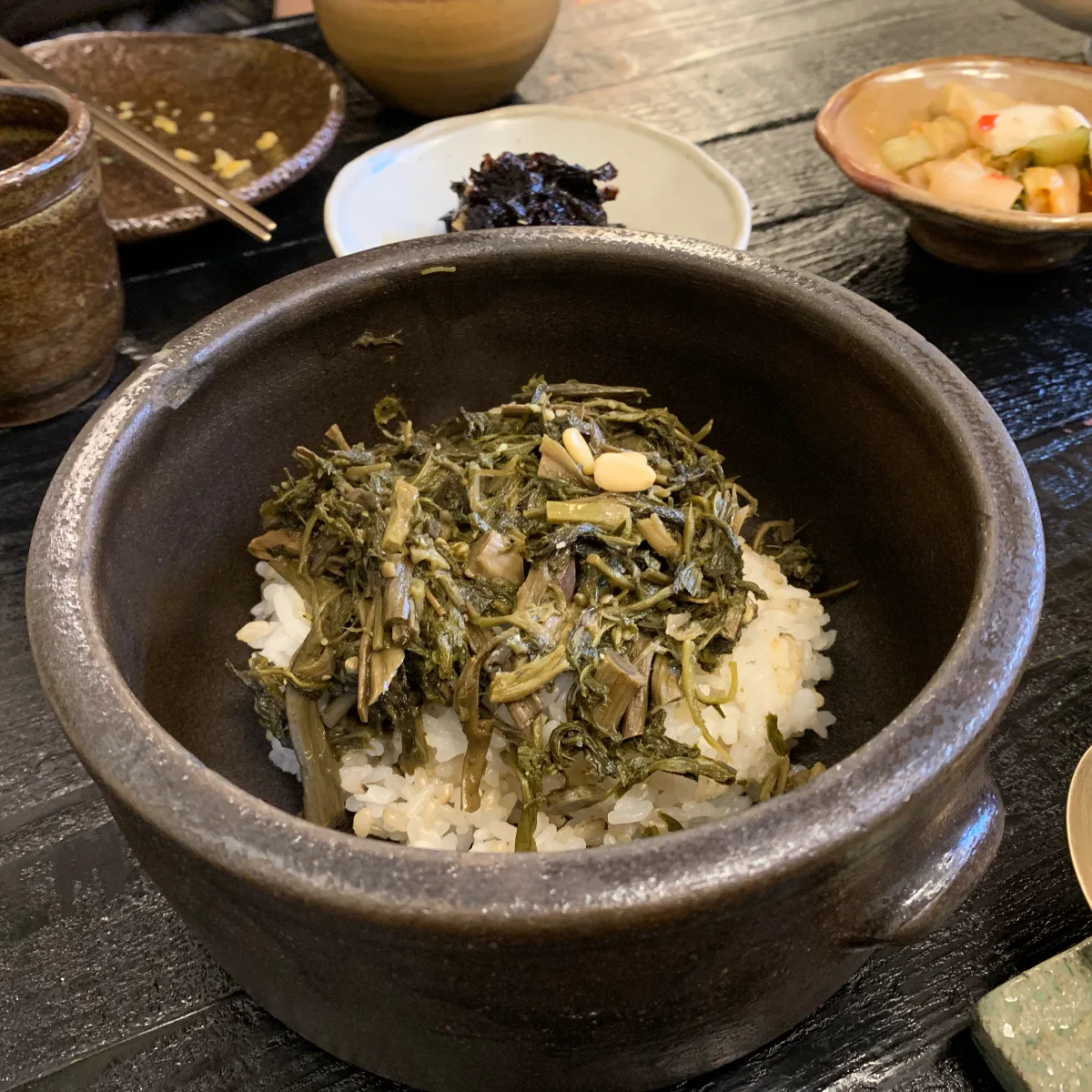 コッパベピダ — 山菜をのせた石鍋ご飯