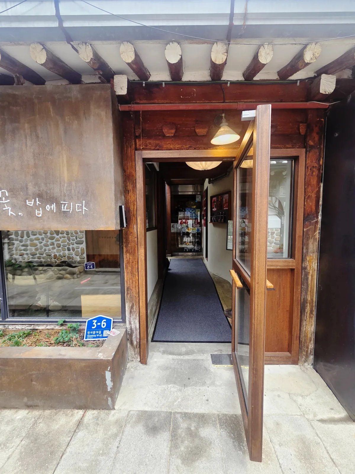コッパベピダ — 木の扉が開いた店先