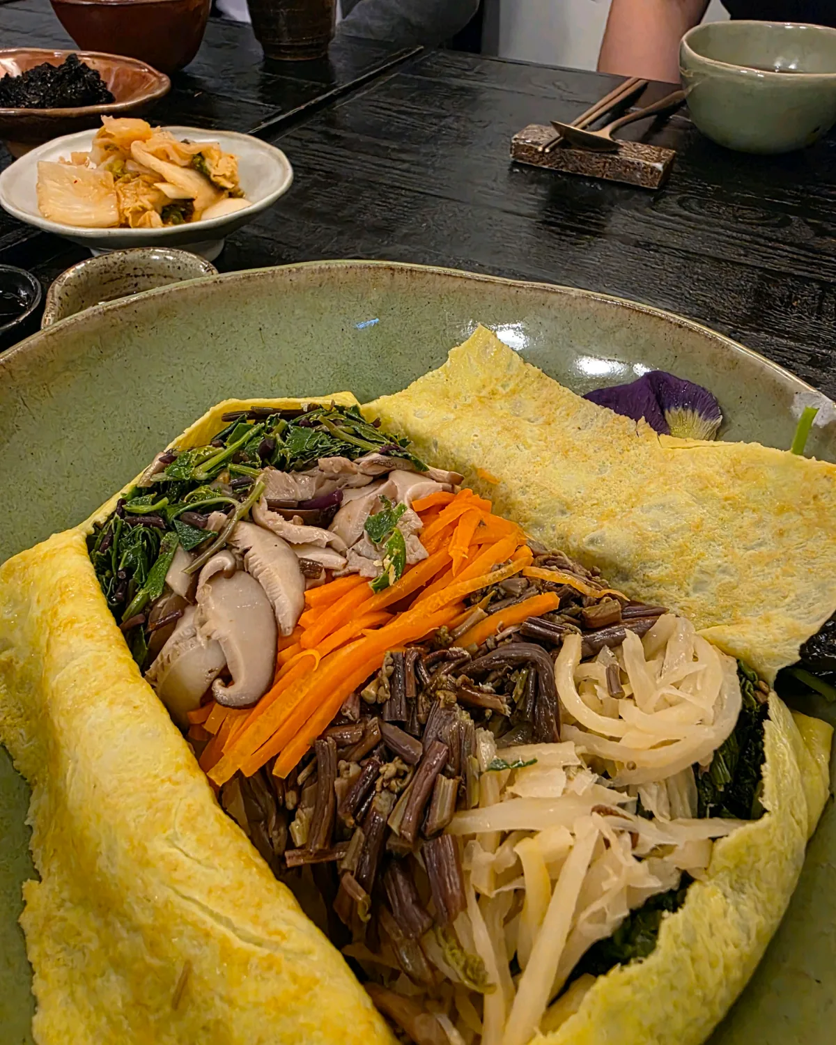 コッパベピダ — 卵皮に囲まれた山菜ビビンバ