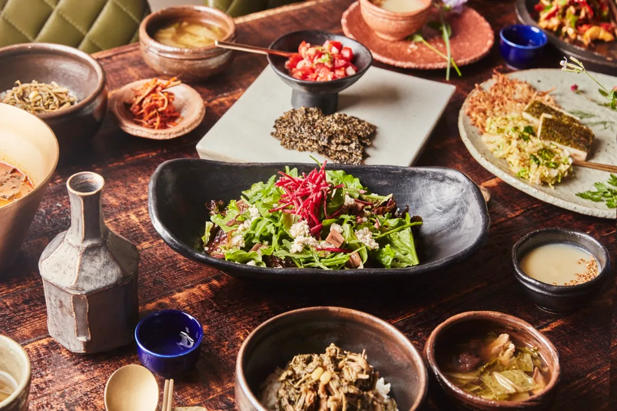 コッパベピダ — 木のテーブルに並ぶ韓国料理