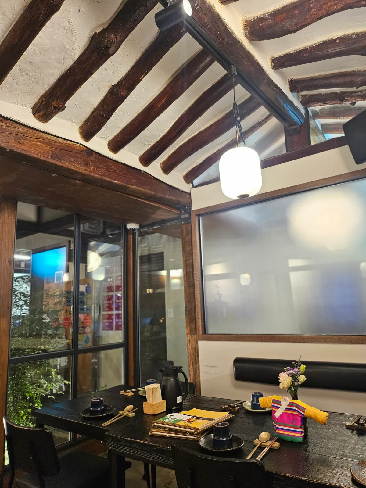 古い梁が残る韓屋の客席