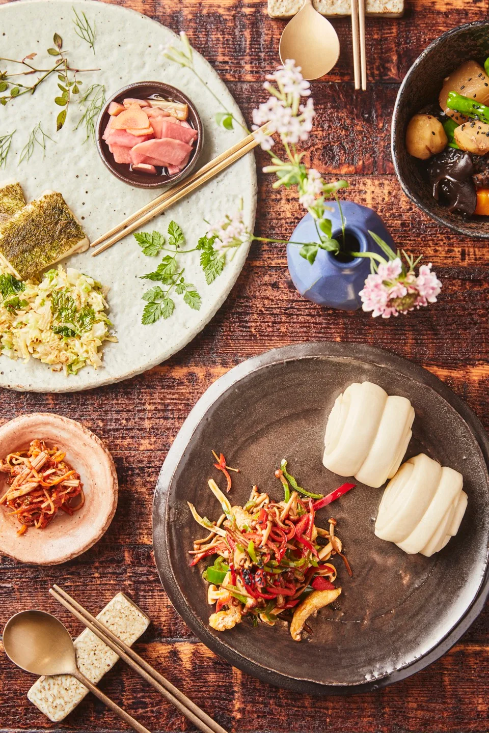 花を添えた野菜料理が並ぶ食卓