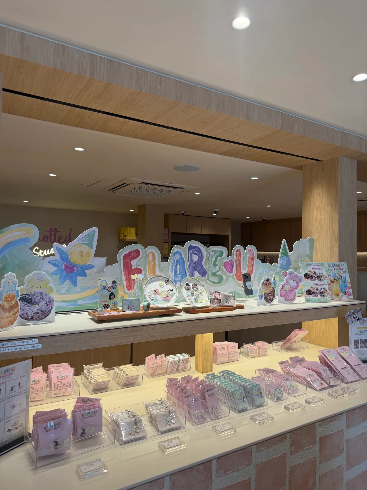 パステル雑貨が並ぶ展示台