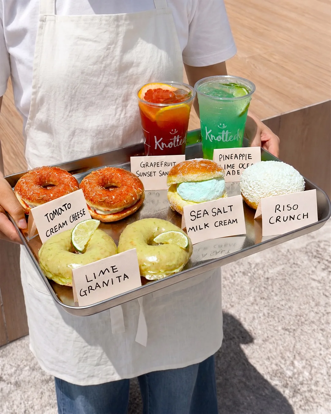 ノティッド・スタジオ 清潭店 — 色鮮やかな飲料と六種のドーナツ