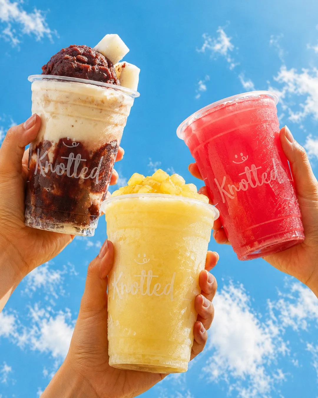 ノティッド・スタジオ 清潭店 — 青空に掲げた三色の冷たい飲み物