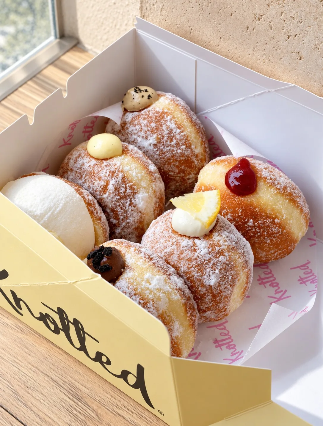 ノティッド・スタジオ 清潭店 — 箱に並ぶ六種のドーナツ