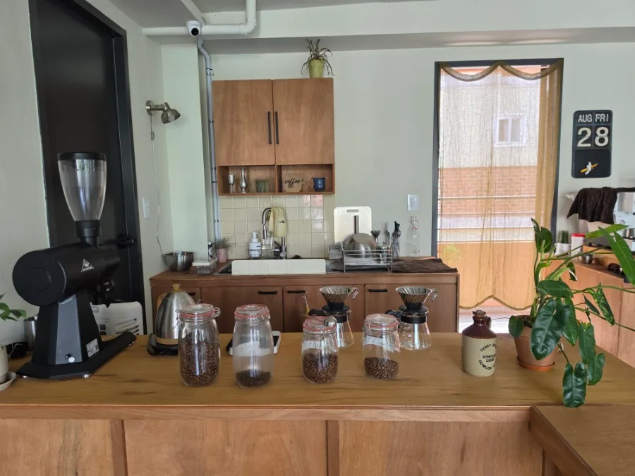 豆の瓶が並ぶコーヒーバー