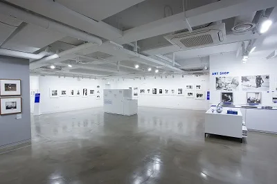 白い壁に写真が並ぶ展示室