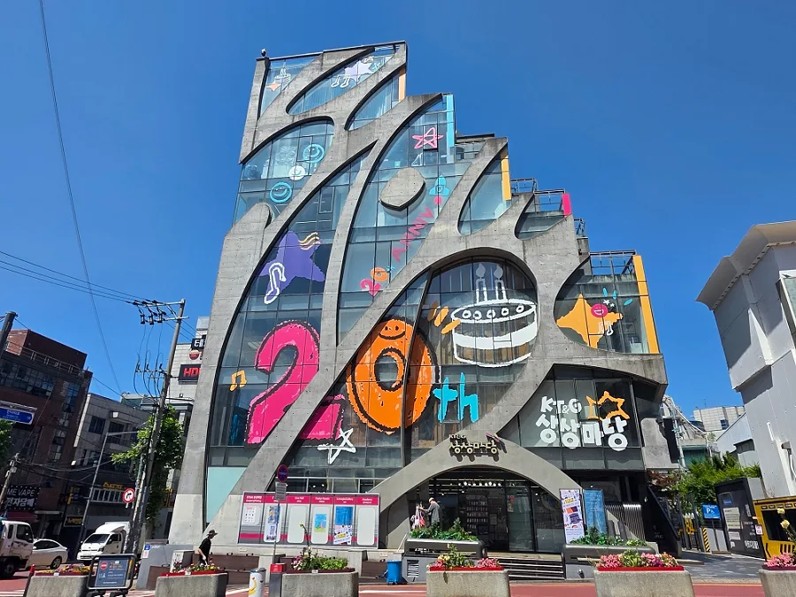 カラフルな壁画が描かれた建物