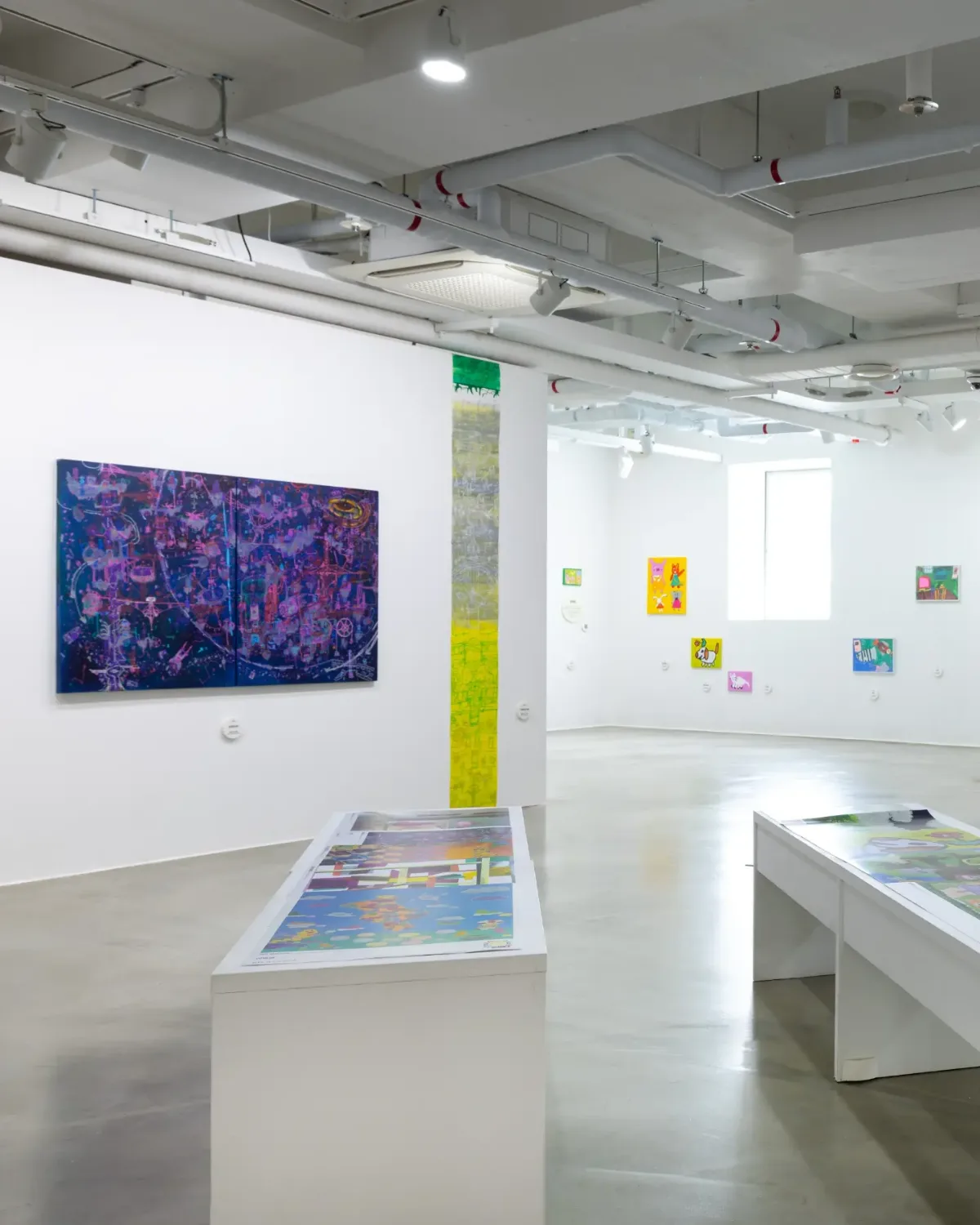 KT&Gサンサンマダン 弘大店 — 白い展示室に並ぶ色彩作品