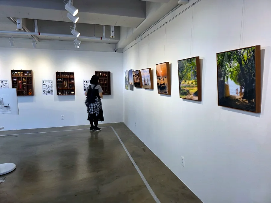写真作品が並ぶ白い展示室