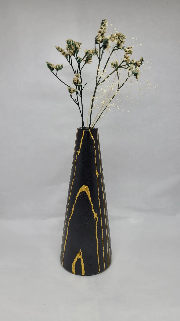 金の線が走る黒漆の花器