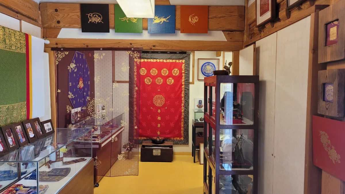赤い金箔布を飾る展示室