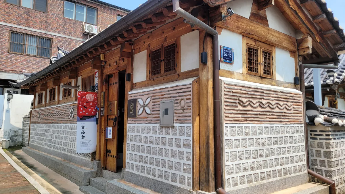 金箔宴 — 木組みと石壁の韓屋工房