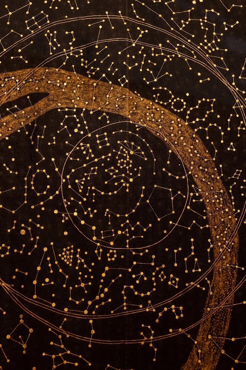 金箔宴 — 漆黒に広がる金色の星図